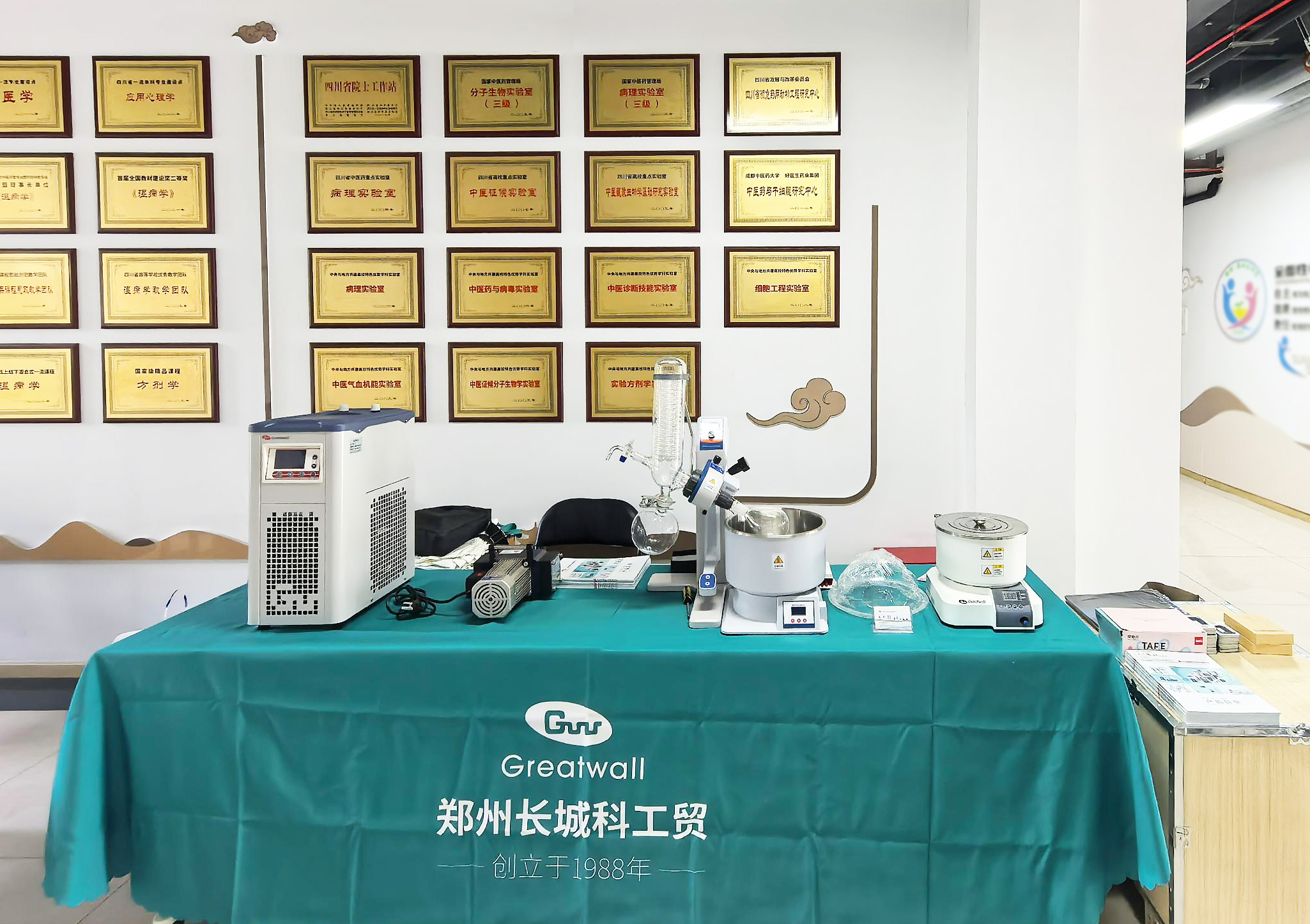 鄭州長城科工貿(mào)走進(jìn)成都中醫(yī)藥大學(xué)，助力科研精準(zhǔn)“加速”！
